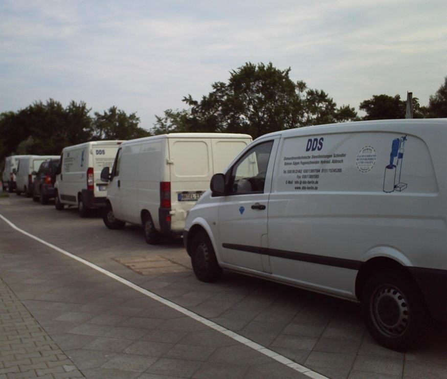 Unser Fuhrpark - mehrere Firmentransporter hintereinander geparkt